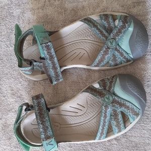 Keen water shoe women size 7 EUC